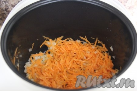 К луку, ставшему прозрачным, выложить натёртую морковь, обжаривать, помешивая, минут 5.