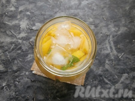 Дать персиковому лимонаду настояться хотя бы 1 час в холодильнике, затем добавить кусочки льда.