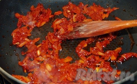 Лук  нарезать мелкими кусочками и обжарить с томатной пастой на растительном масле. Жарить минут 15, чтобы цвет обжарки стал более интенсивным.