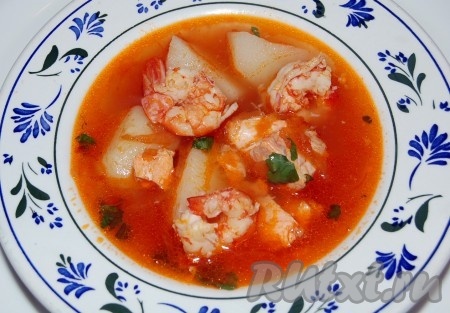 Можно разливать аппетитный суп с семгой и креветками по тарелкам и приступать к трапезе.
