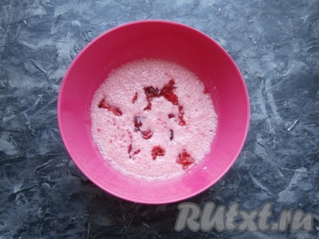 Если захочется, чтобы в мороженом были кусочки вишен, добавьте немного кусочков ягод во взбитую смесь, удалив из сваренных вишен косточки.