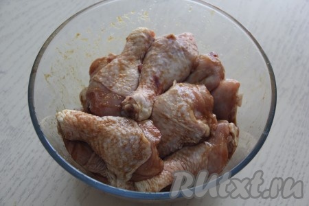 Тщательно перемешать кусочки курицы с маринадом и оставить на пару часов промариноваться в прохладном месте (можно поместить в холодильник).