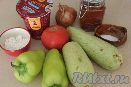 Подготовить продукты для приготовления паприкаша из кабачков с помидорами и болгарским перцем. Овощи вымыть. Луковицу почистить, удалить семена с плодоножкой из перца.