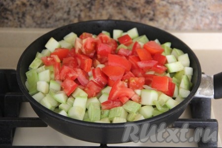 2-3 минуты потушить кабачки, перемешать, добавить помидоры, нарезанные на кубики.