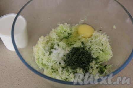 Укроп вымыть, немного обсушить и мелко нарезать. Добавить в кабачковую массу сырое яйцо, соль, укроп.