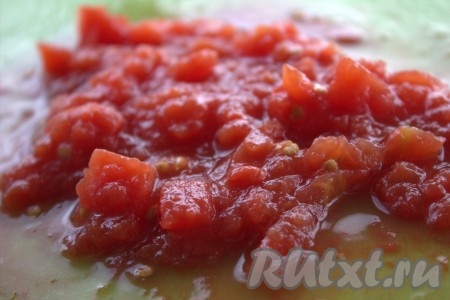 Свежие помидоры натереть на крупной тёрке (кожицу не натираем, используем только мякоть). Вместо свежих помидоров можно взять томаты в собственном соку, сняв с них кожицу и нарезав на мелкие кубики.
