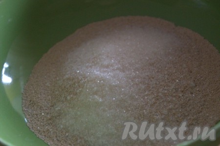 В другой миске соединить дрожжи, сахар и соль, тщательно перемешать.