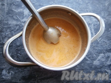 Далее пюрировать суп погружным блендером.