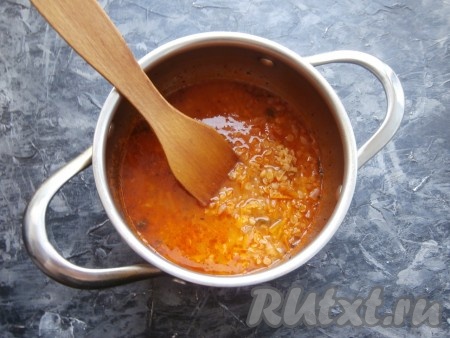 Довести до кипения, посолить по вкусу, а затем варить чечевичный суп на слабом огне под прикрытой крышкой 20-25 минут. Чечевица должна хорошо развариться.