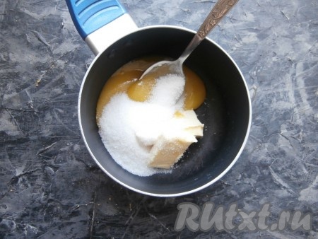 В ковшик (или сотейник) поместить сливочное масло, сахар и мёд.