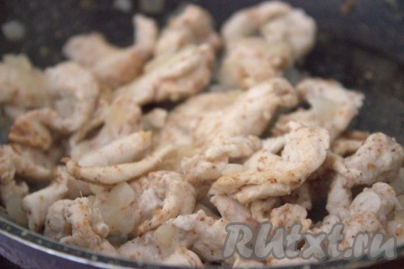 В сковороду к луку добавить куриное филе, иногда помешивая, обжарить мясо со всех сторон до изменения цвета (на это потребуется минуты 3).