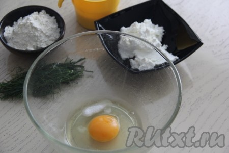 В миску вбить яйцо и добавить соль.

