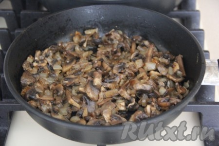 Обжарить грибы с луком на среднем в течение 12-15 минут, не забывая иногда помешивать.