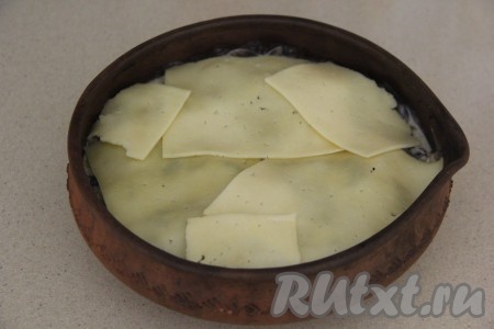 Накрыть соус тонко нарезанным (или натёртым на крупной тёрке) сыром.