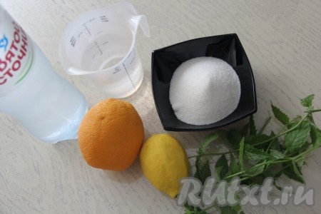 Подготовить продукты для приготовления лимонада из лимона, апельсина и мяты в домашних условиях.
