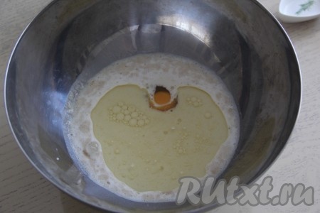 По прошествии 15 минут дрожжи начнут работать и поверхность дрожжевой смеси запенится. В глубокой миске, удобной для замешивания теста, соединить запенившуюся дрожжевую смесь, растительное масло, сахар, яйцо и соль, перемешать.