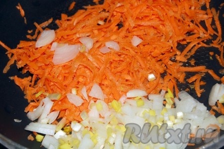 Лук репчатый мелко нарезать, морковь натереть на крупной терке и обжарить до готовности, следя, чтобы не подгорели.