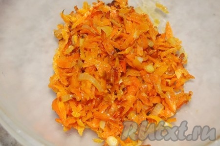 Лук репчатый мелко нарезать, морковь натереть на крупной терке и обжарить до готовности, следя, чтобы не подгорели.