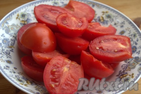 Спелые, сочные помидоры хорошо вымыть, отрезать места плодоножек. Разрезать подготовленные помидоры пополам.