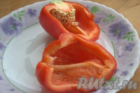 Болгарский перец вымыть, удалить семена и плодоножку, а затем нарезать на крупные кусочки.