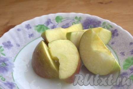 Яблоки вымыть, удалить сердцевину и семечки.