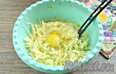В миску с картофельно-кабачковой массой разбиваем яйцо и сразу хорошо перемешиваем.