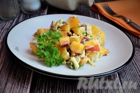 Выложить необычный, вкусный салат с персиками и сыром в салатник или на тарелку и подать к столу. Приготовьте это интересное блюдо и внесите приятное разнообразие в повседневное меню!