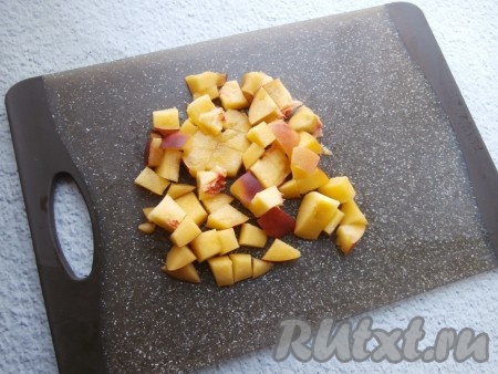 Нарезать персик небольшими кубиками, переложить в достаточно объёмную тарелку.