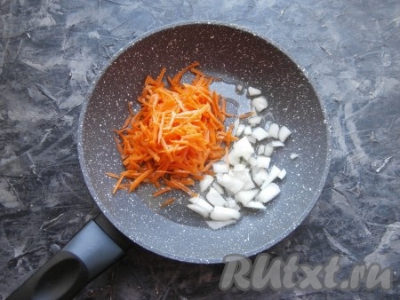 Очищенную луковицу нарезать произвольно, морковку натереть на тёрке и поместить эти овощи в сковороду с растительным маслом.