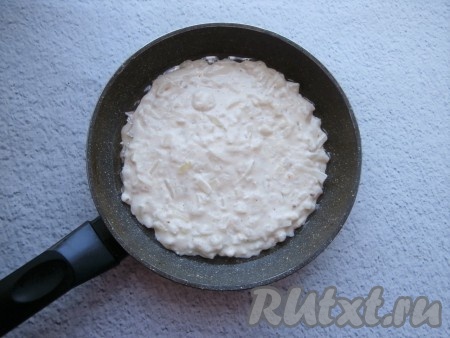 Смесь получится, напоминающей по консистенции тесто для оладий. В холодную сковороду (у меня диаметром 20 см) влить растительное масло, распределить масло по сковороде. Выложить в сковороду луковое тесто, разравнивая его.
