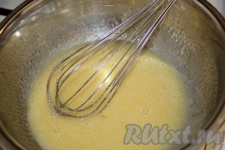 В растопленное, слегка остывшее, сливочное масло добавить яйцо, сахар, ванильный сахар.
