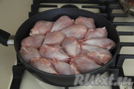 В сковороду влить растительное масло, разогреть и выложить куриные ножки.