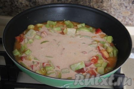 Влить сметанный соус в сковороду к кабачкам, обжаренным с перцем и помидорами, перемешать.