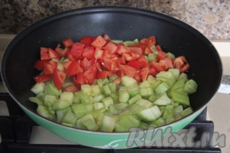 Затем добавить помидор, нарезанный на средние кубики. Потушить овощи минут 5, помешивая время от времени.