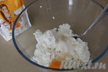 Соединить творог, яйцо, соль и сахар в достаточно объёмной миске. Если любите сладкие сырники, то добавьте 1,5 столовые ложки сахара, а если не очень сладкие - тогда 1 столовую ложку сахара.