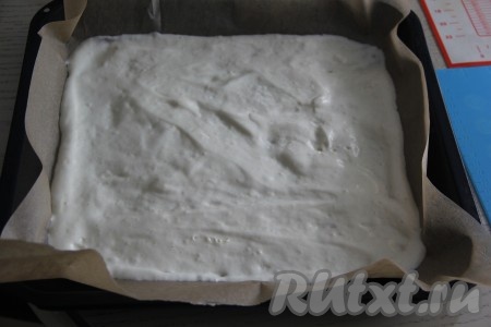 Противень (у меня размер противня 30 см на 30 см) застелить пергаментом (или тефлоновым ковриком). Выложить бисквитное тесто на противень и разровнять.