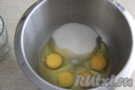 В чашу миксера вбить яйца, добавить сахар, соль и ванильный сахар. 
