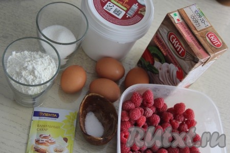 Подготовить продукты для выпечки бисквитного рулета с крем-чизом. Для приготовления крема можно взять жирные сливки или сливки на растительных маслах.