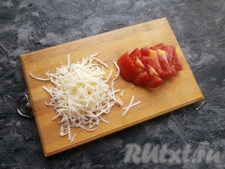 Тщательно перемешать овсяно-молочную массу с помощью вилки до однородности. Тем временем, помидор нарезать тонкими полукружочками, сыр натереть на тёрке.