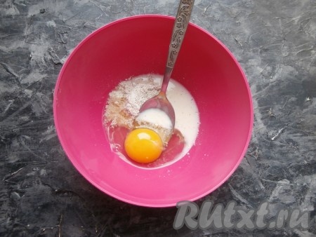 Пересыпать хлопья в миску, добавить сырое яйцо, чуть соли, влить молоко.