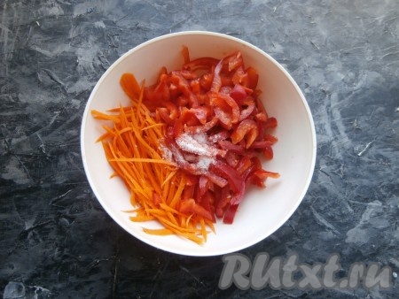 Добавить к морковке нарезанный соломкой болгарский перец и всыпать 0,5 чайной ложки соли, перемешать овощи и оставить на 15-20 минут.