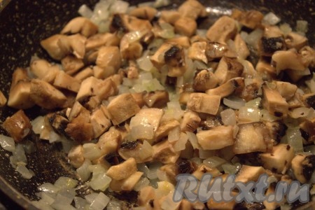 В сковороду к луку добавить очищенные и нарезанные кубиками грибы (я использовала шампиньоны, если же вы готовите с лесными грибами, то предварительно отварите их в течение 25-30 минут, а уже затем добавляйте к обжаренному луку). Обжарить грибы с луком на среднем огне минут 10, не забывая помешивать. В конце жарки слегка посолить (для усиления вкуса я добавила грибную приправу). Снять с огня, дать остыть и грибная начинка для мясных ватрушек готова.