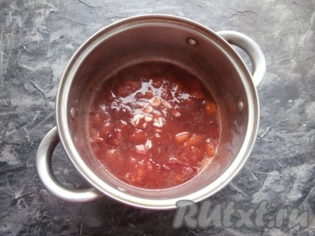 Варить соус из красных слив на небольшом огне, не накрывая кастрюлю крышкой, 15 минут, а затем добавить мелко нарезанный (или пропущенный через пресс) чеснок и проварить ещё 3 минуты.