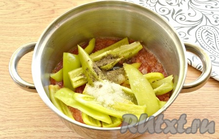 В кастрюлю с овощами добавляем соль, сахар и чёрный молотый перец, перемешиваем и ставим на средний огонь.