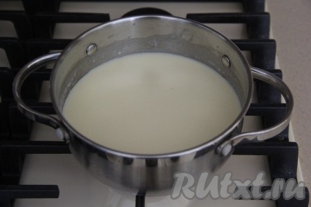 Перемешать венчиком и сразу влить небольшими порциями молоко, тщательно перемешивая соус до однородной консистенции.
