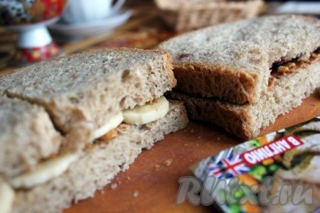 Для получения сэндвича нужно сложить два куска хлеба, чтобы между ними оказалась начинка, то есть один сэндвич будет с арахисово-банановой начинкой, а второй - с арахисово-ягодной.
