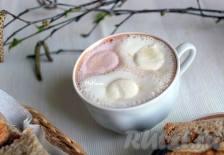Для приготовления горячего шоколада нужно соединить горячее молоко с порошком сладкого какао и добавить несколько штучек маршмеллоу.