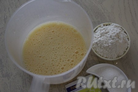Взбить миксером яйца с солью в течение 1 минуты. Затем к взбитым яйцам всыпать ванильный сахар, сахар и взбивать миксером минут 5-7.