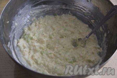 Тесто для приготовления оладий из капусты на кефире должно получиться не очень густым, но и не жидким. Поэтому добавляя муку, ориентируйтесь на густоту теста.