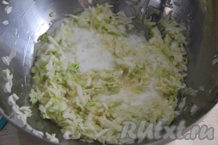 Перемешать капусту с яйцом, затем влить кефир.